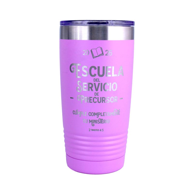May include: A light purple stainless steel tumbler with a silver lid. The front features engraved text reading 2026, an open book icon, ESCUELA DEL SERVICIO DE PRECURSOR, CUMPLE COMPLETAMENTE TU MINISTERIO, and 2 TIMOTEO 4:5. The base has horizontal ridges.