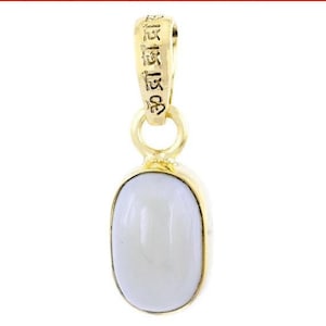 Peut inclure: Pendentif doré avec une pierre ovale de couleur claire. Le pendentif comporte une boucle supérieure avec du texte gravé. La pierre est sertie dans une lunette dorée. Bijou.
