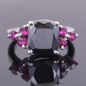 3ct Trillion forme Black Diamond Solitaire Bague avec des accents de rubis en argent sterling