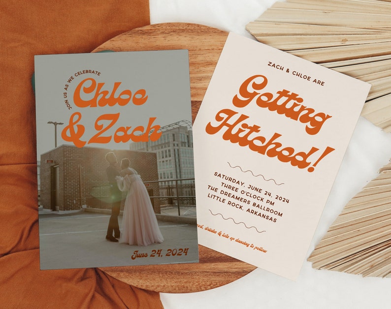 Puede incluir: Una invitaci&oacute;n de boda con un dise&ntilde;o retro. La invitaci&oacute;n presenta el texto "Zach & Chloe are Getting Hitched!" en naranja con una l&iacute;nea ondulada debajo. La invitaci&oacute;n tambi&eacute;n incluye la fecha y la hora de la boda, as&iacute; como la ubicaci&oacute;n. La invitaci&oacute;n est&aacute; sobre un fondo crema.