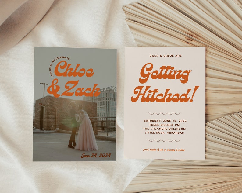 Puede incluir: Una invitaci&oacute;n de boda con un dise&ntilde;o retro. La invitaci&oacute;n presenta el texto "Zach & Chloe are Getting Hitched!" en naranja y blanco sobre un fondo crema. La invitaci&oacute;n tambi&eacute;n incluye la fecha, la hora y el lugar de la boda.
