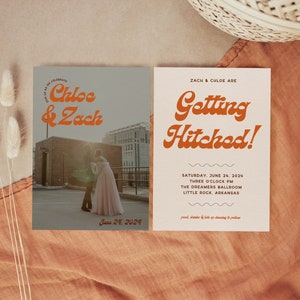 Puede incluir: Una invitaci&oacute;n de boda con un dise&ntilde;o retro. La invitaci&oacute;n presenta una foto de una pareja frente a un edificio con el texto "Chloe & Zach" en un c&iacute;rculo. El texto "Getting Hitched!" est&aacute; en una fuente grande y en negrita. La invitaci&oacute;n incluye la fecha, la hora y la ubicaci&oacute;n de la boda.