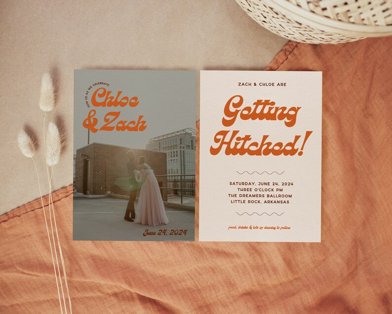 Puede incluir: Una invitaci&oacute;n de boda con un dise&ntilde;o retro. La invitaci&oacute;n presenta una foto de una pareja frente a un edificio con el texto "Chloe & Zach" en un c&iacute;rculo. El texto "Getting Hitched!" est&aacute; en una fuente grande y en negrita. La invitaci&oacute;n incluye la fecha, la hora y la ubicaci&oacute;n de la boda.