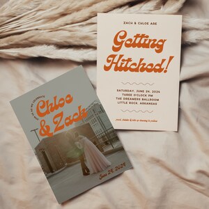 Puede incluir: Una invitaci&oacute;n de boda con un dise&ntilde;o retro. La invitaci&oacute;n presenta una foto de una pareja frente a un edificio de la ciudad. El texto de la invitaci&oacute;n dice "Zach & Chloe are Getting Hitched!" y "S&aacute;bado, 24 de junio de 2024, 15:00, The Dreamers Ballroom, Little Rock, Arkansas".
