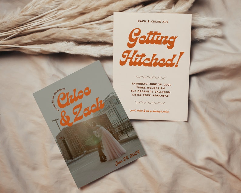 Puede incluir: Una invitaci&oacute;n de boda con un dise&ntilde;o retro. La invitaci&oacute;n presenta una foto de una pareja frente a un edificio de la ciudad. El texto de la invitaci&oacute;n dice "Zach & Chloe are Getting Hitched!" y "S&aacute;bado, 24 de junio de 2024, 15:00, The Dreamers Ballroom, Little Rock, Arkansas".