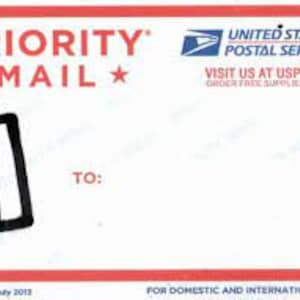 Könnte beinhalten: Ein weißes Priority Mail-Etikett der United States Postal Service mit dem Text "FROM:" und einem schwarzen Rechteck sowie dem Text "TO:" darunter. Das Etikett enthält außerdem den Text "VISIT US AT USPS.COM" und "ORDER FREE SUPPLIES ONLINE".