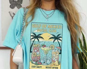 Camiseta del Club Social del Golfo de México, camiseta anti-Trump, "Mantente salado, resiste a menudo", camiseta de bebidas tropicales, regalo para amantes de la playa, camiseta para viaje de vacaciones