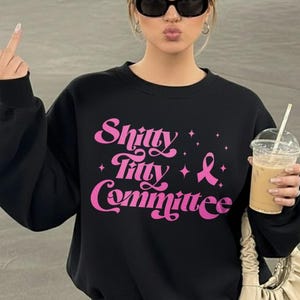 Puede incluir: Un juego de tres tazas de cerámica con un acabado mate moteado. Las tazas son de color crema, gris claro y gris oscuro. Cada taza tiene un diseño simple y minimalista, ideal para café o té.