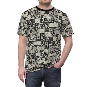 Puede incluir: Camiseta estampada en negro y beige con cuello negro. El diseño geométrico incluye cuadrados, triángulos y otras formas. La camiseta está hecha de un material suave y es adecuada para ropa casual.