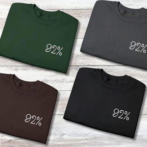 92% クラブの刺繍入りスウェットシャツ、強い黒人女性のエンパワーメント、92% 黒人歴史月間ギフト、アフリカ系アメリカ人活動 T シャツ。
