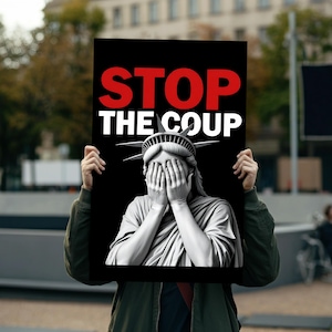 以下が含まれることがあります： 「STOP THE COUP」と白文字で書かれた黒い抗議の看板。看板には、顔を手で覆った自由の女神像が描かれている。