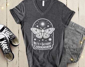 Maglietta con scollo a V "Nolite Te Bastardes", maglietta con scollo a V "Goth Moth Resistance", maglietta anti-Trump, lotta al fascismo, abbigliamento attivista, maglietta celeste