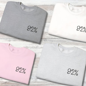 92% クラブの刺繍入りスウェットシャツ、強い黒人女性のエンパワーメント、92% 黒人歴史月間ギフト、アフリカ系アメリカ人活動 T シャツ。