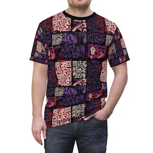 Puede incluir: Camiseta de manga corta con un diseño de patchwork en tonos rojos, morados y negros. El patrón incluye códigos QR, figuras estilizadas y un símbolo de puño en alto. La camiseta tiene cuello redondo negro.