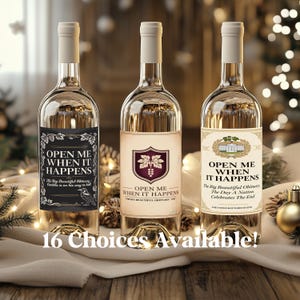 Puede incluir: Tres botellas de vino con diferentes diseños de etiquetas. Las etiquetas dicen "Open Me When It Happens" con varios subtextos. La frase "16 Choices Available!" está en la parte inferior. Las botellas están sobre una superficie reflectante.