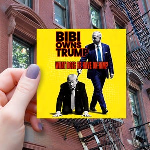 Puede incluir: Un gráfico cuadrado amarillo con el texto "BIBI OWNS TRUMP" en rojo y negro. La imagen representa a dos hombres con trajes, uno liderando al otro con una correa. También está presente el texto "WHAT DOES HE HAVE ON HIM?"