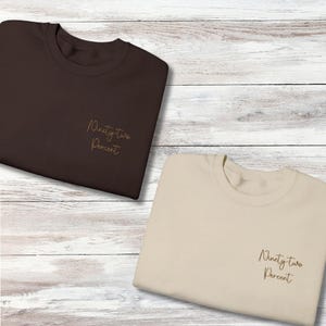 92% クラブの刺繍入りスウェットシャツ、強い黒人女性のエンパワーメント、92% 黒人歴史月間ギフト、アフリカ系アメリカ人活動 T シャツ。