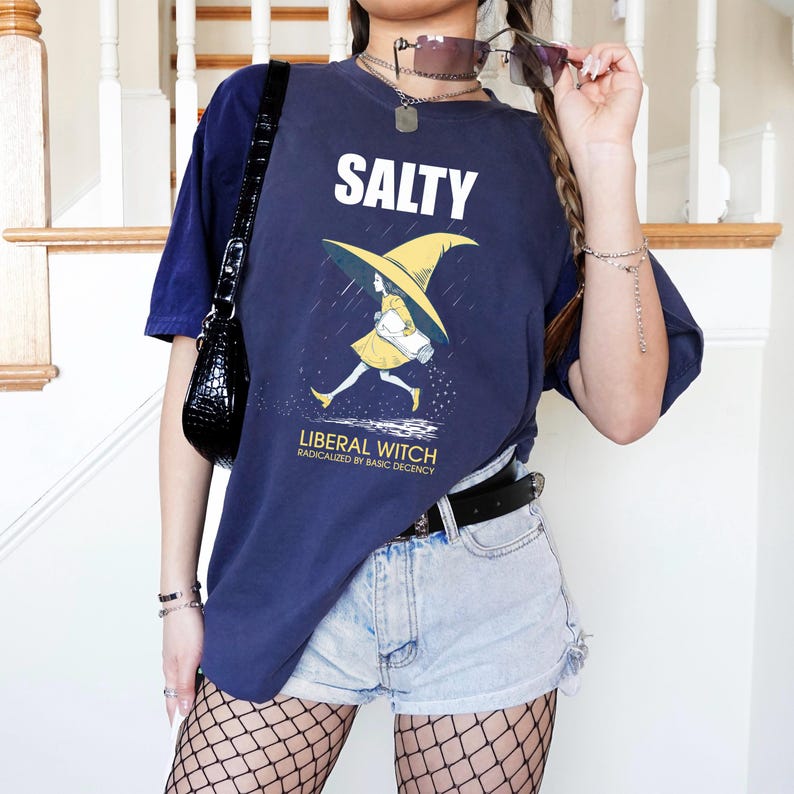 Maglietta "Radicalized By Basic Decency", maglietta "Salty Witch" anti-Trump, maglietta parodia "Liberal Witch", maglietta di protesta, maglietta politica, maglietta divertente immagine 1