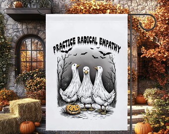 Bandiera da giardino "Pratica l'empatia radicale", bandiera di Halloween con casetta delle oche, bandiera autunnale con oche, zucche e pipistrelli, decorazione da esterno anti-Trump