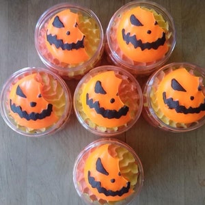 The Spirit of Halloween: Sugar Body Scrub in Pumpkin Caramel with bitten Jack-O-Lantern Soap afbeelding 6