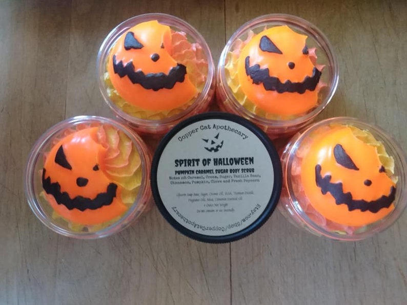 The Spirit of Halloween: Sugar Body Scrub in Pumpkin Caramel with bitten Jack-O-Lantern Soap afbeelding 2
