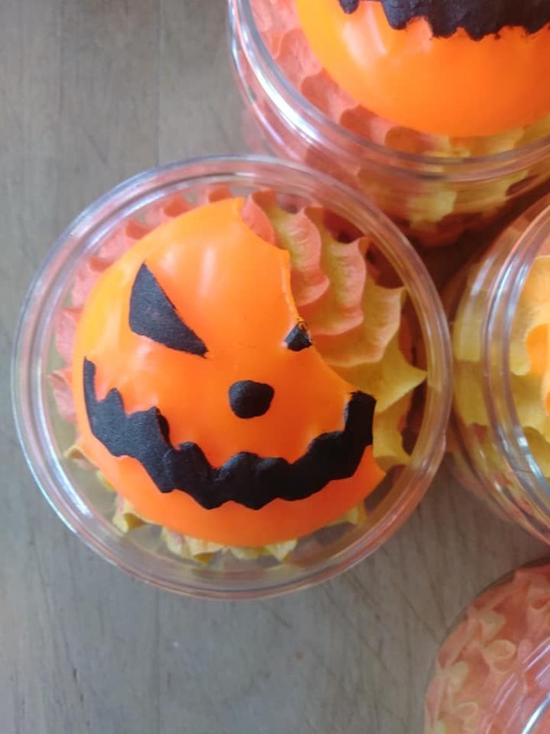 The Spirit of Halloween: Sugar Body Scrub in Pumpkin Caramel with bitten Jack-O-Lantern Soap afbeelding 9