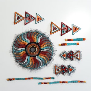 Könnte beinhalten: Ein Set aus bunten gestickten Patches mit geometrischen Formen und Mustern. Die Patches sind aus Stoff und haben einen Fransenrand. Die Patches sind in einem dekorativen Muster auf weißem Hintergrund angeordnet.