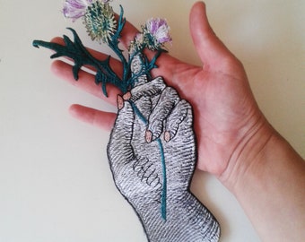moks183(p) grande mano con fiore di cardo - toppa ricamata