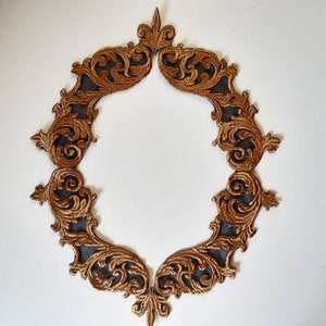 Peut inclure: Un cadre décoratif orné de couleur dorée avec un motif de filigrane. Le cadre est fait d'un matériau fin et flexible et présente un motif délicat et complexe.