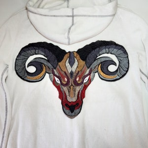 Moks406 (p) Toppa ricamata ariete con testa di animale, toppa grande