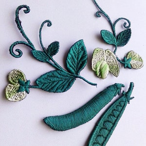 Könnte beinhalten: Fünf gestickte grüne Erbsenhülsen-Patches mit weißen Blüten. Die Patches sind perfekt, um Kleidung, Taschen oder anderen Bastelarbeiten einen Hauch von Verspieltheit zu verleihen.