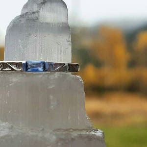 Eenvoudsring.  Montana Yogo-saffier in sterlingzilveren ring.  Maat 8 en 8,5