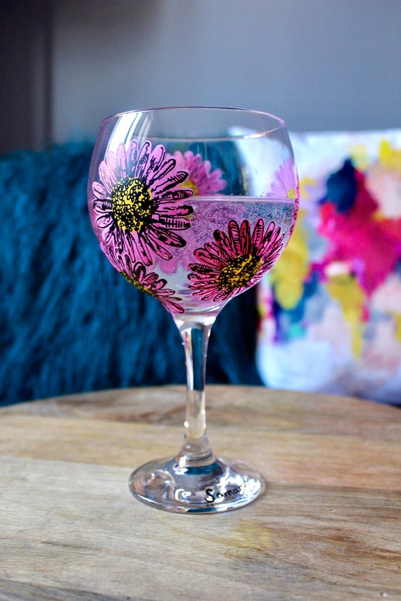 Hand Painted Pink Daisy Gin Bulb Glass / For her / Birthday Gift / Bridesmaid Present / Gift for Gin Lovers / Wedding Gift / Unique Gift