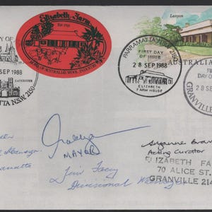 Pode incluir: Um envelope com vários selos e carimbos postais, incluindo selos "Elizabeth Farm" e "First Day of Issue" datados de 28 de setembro de 1988. Assinaturas e endereços manuscritos também são visíveis.