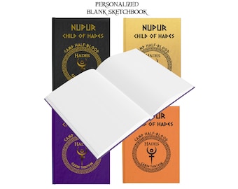 Può includere: Quattro quaderni da disegno vuoti personalizzati con copertine di diversi colori. Le copertine presentano il testo "NUPUR <CHILD OF HADES>" e un simbolo dorato con il testo "CAMP HALF-BLOOD HADES CABIN THIRTEEN".