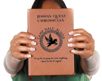 以下が含まれることがあります： 「Jenna's Quest Chronicles」という文字と、翼のある馬の白黒のロゴに「Camp Half-Blood」という文字が書かれた、茶色の革製のジャーナル。ロゴの下には、「もし私の生活が何かを意味するなら、私は自分で生きなければならない。」という引用が印刷されています。