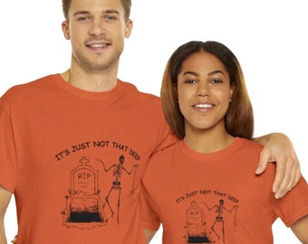 Puede incluir: Dos camisetas naranjas con un gráfico de esqueleto y el texto "It's just not that deep".