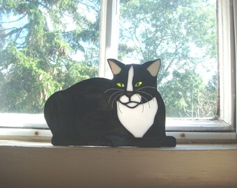 Stained glass Black + White relaxed Cat