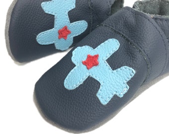 Krabbelschuhe Flugzeug dkl. Blau/ hell Blau Rot Baby Taufe Geburt Lederpuschen Geschenk mit Namen möglich