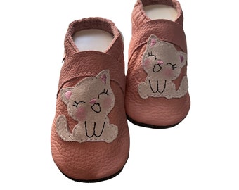 Krabbelschuhe süße Katze in Rosa | personalisierbar | Lederpuschen | Geschenk zur Geburt | Mädchen