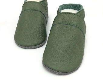Krabbelschuhe Krabbelpuschen Puschen Hausschuhe aus Leder Army Oliv grün UNI BASIC mit Name möglich Personalisierung personalisiert