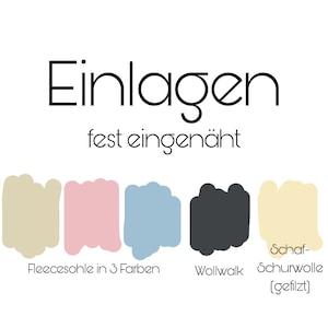 Könnte beinhalten: Eine Grafik, die verschiedene Arten von Einlegesohlen für Schuhe zeigt. Die Einlegesohlen sind in Beige, Rosa, Blau, Grau und Creme dargestellt. Der Text lautet "Einlagen fest eingenäht", was mit "Einlegesohlen fest eingenäht" übersetzt werden kann. Die Einlegesohlen sind mit "Fleece sole in 3 colors", "Wollwalk" und "Schafschurwolle (gefilzt)" beschriftet, was mit "Schafschurwolle (gefilzt)" übersetzt werden kann.