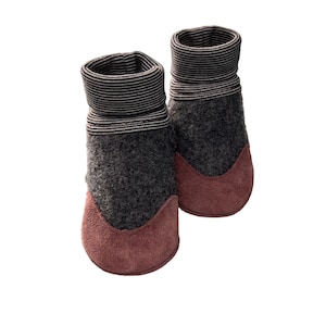 Trageschuhe aus Walk MAUVE | Krabbelschuhe | personalisierbar | Wollstrumpf mit Ringelbündchen Schwarz Weiß | Walkschuhe ALTROSA