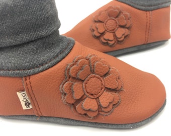 Krabbelschuhe 3D Blumen Cognac Braun | Lederpuschen | Hüttenschuhe | Puschen | Hausschuhe | Mädchen | Geschenk zur Geburt | Babygeschenk