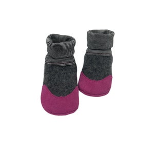 Trageschuhe aus Walk LOLLIPOP | Krabbelschuhe | personalisierbar | Wollstrumpf mit Ringelbündchen Schwarz Weiß | Walkschuhe |Pink