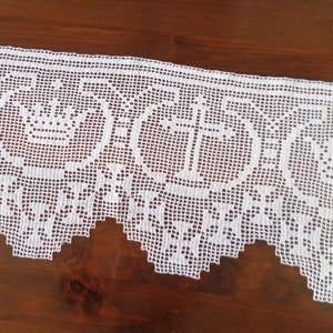 Wit liturgisch kantkruis met kroonsymbool 15" kerkversiering geïnspireerd op Mary Card Katholiek huisaltaar