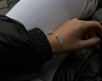 Bransoletka z kulkami ze srebra, minimalistyczna bransoletka ze srebra próby 925, bransoletka z koralikami, nowoczesna bransoletka do noszenia na sobie, biżuteria w niestandardowym rozmiarze dla niej