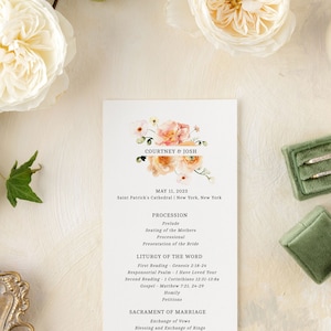 Può includere: Programma della cerimonia di matrimonio con un design floreale e i nomi Courtney & Josh. Il programma elenca l'ordine degli eventi della cerimonia, tra cui la processione, la liturgia della parola, il sacramento del matrimonio, la liturgia dell'eucarestia e il rito conclusivo.