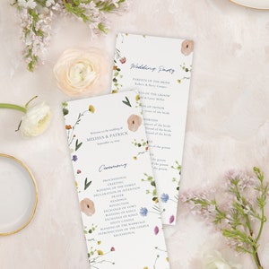 Peut inclure: Un programme de cérémonie de mariage avec un motif floral. Le programme liste l'ordre des événements pour la cérémonie de mariage de Melissa et Patrick, qui est prévue pour le 14 septembre. Le programme comprend également une liste des membres de la fête de mariage.