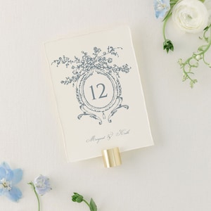 MARGARET / Modello per numero di tavolo da matrimonio blu polvere, numeri di tavolo da matrimonio con stemma floreale botanico da scaricare, modello per numero di tavolo classico